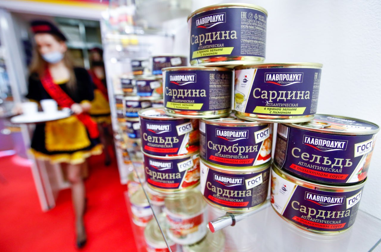 Компании холдинга "Главпродукт"  крупный производитель консервов  переданы во временное управление Росимуществу.  Соответствующий указ президент России Владимир Путин подписал 15 октября, он опубликован на портале правовой информации.  Собственником холдинга через ООО "Промсельхозинвест" является зарегистрированная в США компания Universal Beverage Company.  Фото: Артем Геодакян/ТАСС