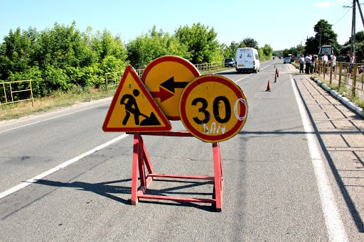 В Кишиневе временно ограничат движение на отдельных участках Хынчештского шоссе. Столичная мэрия сообщила 12 августа, что это связано с ремонтом асфальтового покрытия.  С 13 по 15 августа с 23:30 до 05:30 перекроют участок между улицами Леха Качиньского и Сихаструлуй. С 15 по 16 августа в те же часы ограничат движение между улицами Миорица и Сихаструлуй.  Водителей просят соблюдать временные дорожные знаки, снижать скорость и проявлять особую осторожность.