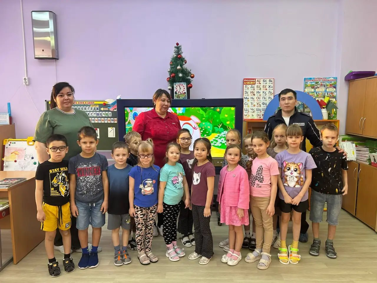 В Лабытнанги сотрудники Госавтоинспекции провели мероприятие Светофор знак и я друзья В детском саду Улыбка автоинспекторы провели познавательное мероприятие по безопасности дорожного движения Цель сформировать у детей осознанное отношение к ПДД и повысить их безопасность на улице В ходе мероприятия ребята с удовольствием участвовали в играх и конкурсах отгадывали загадки и отвечали на вопросы о ПДД Инспекторы ДПС объяснили как правильно ориентироваться на дороге познакомили с дорожными знаками и сигналами светофора а также подчеркнули важность световозвращающих элементов В конце мероприятия каждый ребенок получил световозвращатель в подарок Такие занятия помогают детям усвоить навыки безопасного поведения и ответственности на дороге Госавтоинспекция призывает родителей продолжать беседы с детьми о ПДД и следить за их безопасностью Безопасность детей наша общая забота Подписаться на Госавтоинспекцию Ямала мвдроссии полиция гибддянао гибдд янао лабытнанги