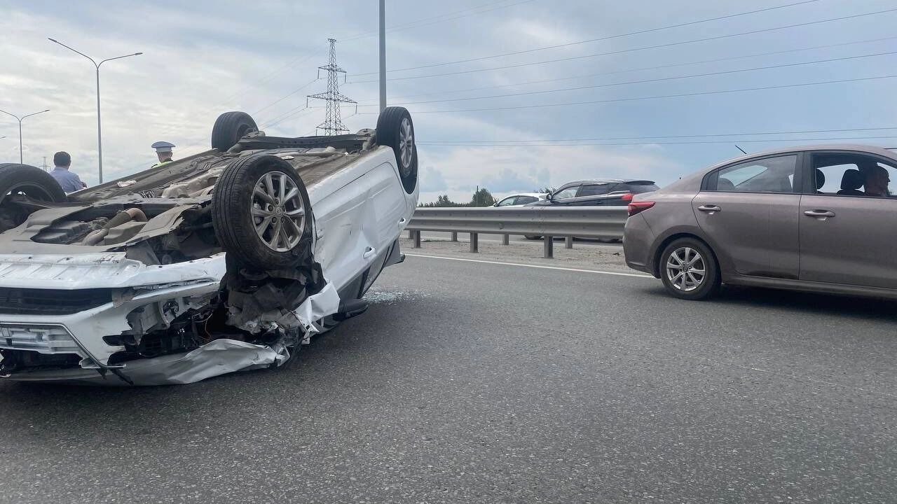 Смертельная авария под Тюменью Сегодня днём на участке между Антипино и Лесобазой столкнулись ВАЗ-2105 и китайский седан MG 5. К сожалению, 69-летний водитель отечественной легковушки погиб на месте. Водитель и пассажир MG 5 — госпитализированы с травмами. Обстоятельства ДТП выясняются. Сейчас движение на участке ограничено, введён реверс. На месте работают сотрудники ДПС. ГИБДД просит водителей временно избегать маршрута по окружной дороге в сторону Тобольского тракта — пробка уже растянулась на несколько километров. Присылай новости