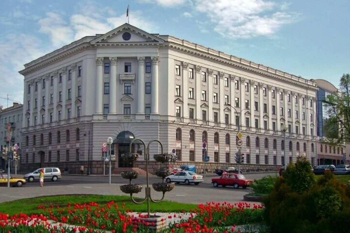 Правительство продлит сроки погашения кредитов для БелЖД По словам начальника БелЖД Валерия Веренича у предприятия есть обязательства которые нужно выполнить за 5 лет и это для нас очень тяжелая финансовая нагрузка При этом деятельность национального железнодорожного перевозчика дает прибыль но ее недостаточно для того чтобы закрыть все обязательства по ранее взятым кредитам Кредиты брали на покупку подвижного состава электрификацию а также на развитие больших инфраструктурных проектов  Подробнее