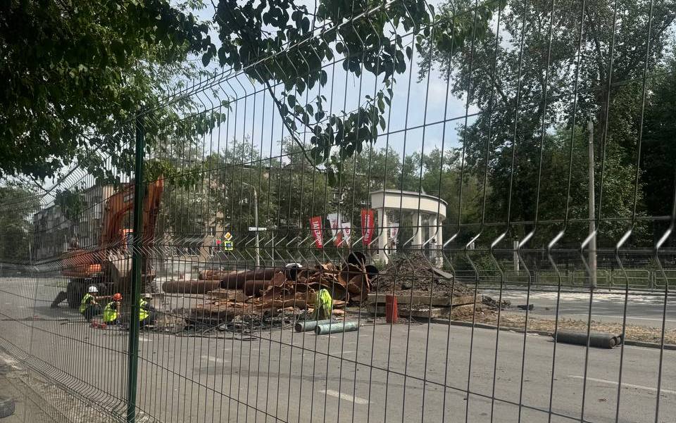 В Челябинске продолжается ремонт теплосетей в Металлургическом районе В рамках программы «Большой ремонт 74», инициированной губернатором Алексеем Текслером, МУП «ЧКТС» продолжает реконструкцию магистрального трубопровода диаметром 700 мм, снабжающего теплом более 15 тысяч жителей «Северной зоны» Металлургического района. С 2018 года заменено 2 км сетей, а с 3 июня начался финальный этап — ремонт 500 м на улице 60 лет Октября. Работы завершат до 30 сентября 2025 года, обеспечив бесперебойное тепло зимой.