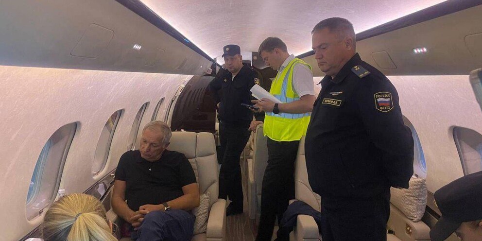 Советский районный суд Челябинска по иску Генпрокуратуры конфисковал доли бизнесмена Струкова в золотодобывающей группе компаний «Южуралзолото» и другие его активы в доход государства. Струков, занимающий 78-ю позицию в рейтинге Forbes с состоянием $1,9 млрд, является депутатом Законодательного собрания Челябинской области с 2000 года и занимает пост зампредседателя с 2017 года. Генпрокуратура утверждает, что он использовал своё служебное положение для получения активов, которые сейчас оформлены на его дочь и доверенных лиц. Струков контролировал Южуралзолото с 1997 года, когда был назначен директором. В иске утверждается, что он сосредоточил ключевые активы в сфере золото-добычи, монополизировав отрасль, а доходы выводил за границу на приобретение дорогих предметов роскоши. В последние годы также отмечены нарушения безопасности на предприятиях группы, что привело к значительному снижению объёмов добычи золота.