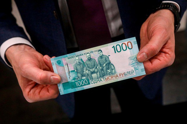 Ко Дню России: новая юбилейная купюра в 1000 рублей — символ мужества и героизма Ко Дню России в обращение выпустят памятную купюру номиналом 1000 рублей — ограниченным тиражом в 10 000 экземпляров. Выпуск приурочен к Году защитника Отечества и посвящён подвигу российских военнослужащих, проявивших мужество в ходе СВО. Инициатива принадлежит Госдуме и получила поддержку Банка России. Как отметила Эльвира Набиуллина, выпуск укрепит патриотические ценности и сохранит историческую память. На купюре — герои СВО и символы воинской доблести. Она станет не только сувениром, но и символом единства и гордости за защитников страны. Подробнее — на сайте ЦБ РФ и в его отделениях.