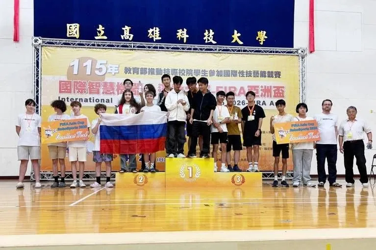 Казанские школьники стали призерами на международном чемпионате по робототехнике Во время турнира парни собрали робота из простых материалов и электроники и заняли второе место Чемпионат FIRA Asia 2026 проходил в Тайване   Плохо работает Telegram Читайте нас в MAX