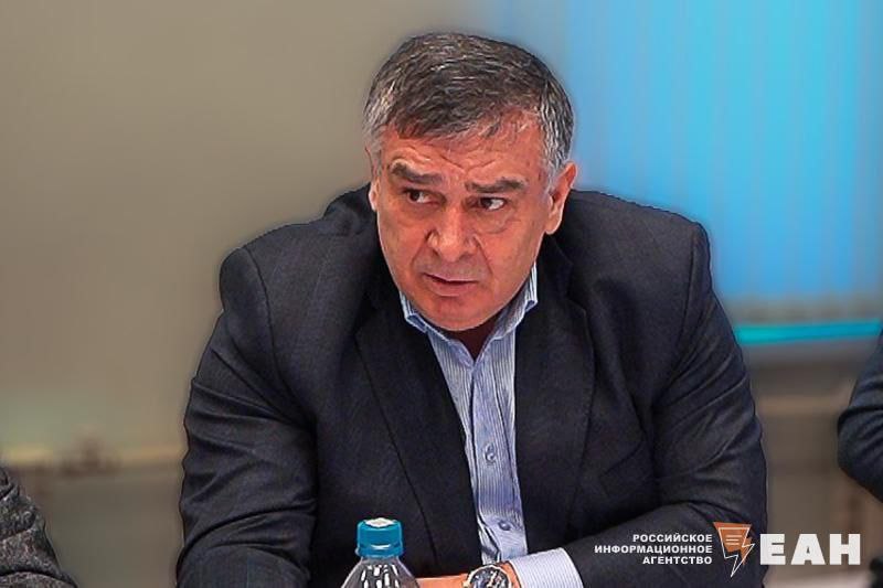Азербайджанской диаспоры больше нет в Екатеринбурге Об этом сообщил Видади Мустафаев руководитель Центра культуры молодежи и спорта азербайджанцев Урала Он отметил что это понятие стало неактуальным и потому упразднено Теперь Мустафаев сосредоточится на воспитании молодежи с акцентом на соблюдение норм российского законодательства Ранее 1 июля бывший глава диаспоры Шахин Шыхлински и его сын Мутвалы были задержаны спецназом Шыхлински подозревается в организации заказного убийства в 2010 году В ходе расследования выяснилось что он и его соратники пытались устранить предпринимателя Фехруза Ширинова который отказался платить дань Сейчас Шыхлински находится под арестом а его сын также задержан Братья Аяз и Акиф Сафаровы связанные с делом также находятся под стражей EanNews