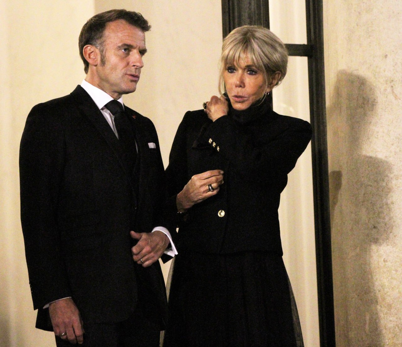 Суд в Париже признал виновными 10 человек по делу о фейках о Брижит Макрон передает радиостанция France Info Они распространяли в интернете слухи о том что супруга президента Франции родилась мужчиной Максимальное наказание составило восемь месяцев тюремного заключения условно Среди осужденных несколько специалистов по информационным технологиям риелтор учитель и социальный работник Их средний возраст составил 50 лет Движение ЛГБТ признано экстремистским и запрещено в РФ   Подписаться на Zvezdanews Звезда в MAX