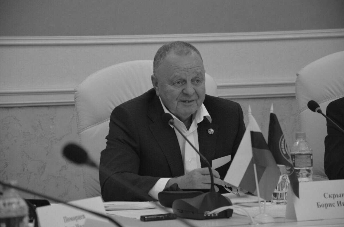 Президент ФХМР Скрынник ушел на 78 году жизни после тяжелой болезни Президент Федерация хоккея с мячом России Борис Скрынник ушел из жизни на 78 году Отмечается что причиной смерти стала тяжелая болезнь Об этом заявил депутат госдумы РФ Николай Валуев К сожалению Борису Ивановичу было явно плохо в последнее время Болезнь тяжелая болезнь Обязательно позвоню близким и выражу соболезнования Вчера только звонил его жене Ане она сказала что ему плохо ждут а ночью все приводит слова Валуева Матч ТВ Читать полностью