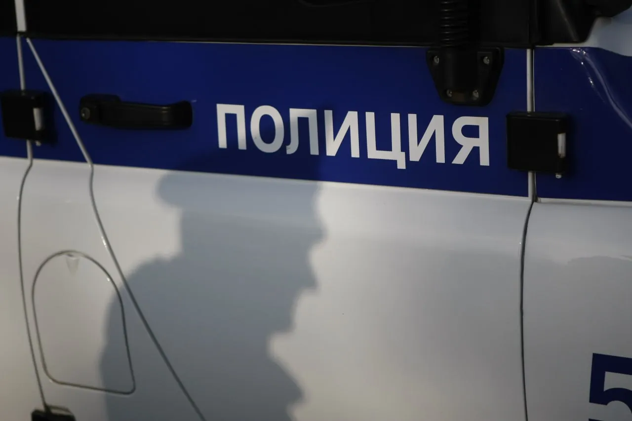 В Калининграде под окнами многоэтажки нашли тела женщины ее дочери и трехлетнего внука Погибшими оказались 70 летняя горожанка ее 41 летняя дочь и трехлетний внук Семья проживала в съемной квартире на девятом этаже По сведениям из неофициальных источников пенсионерка страдала шизофренией На месте происшествия была обнаружена оставленная бабушкой предсмертная записка В региональном Управлении СКР сообщили что все обстоятельства произошедшего детально выясняются в рамках расследования возбужденного уголовного дела
