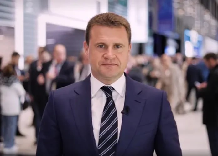 Глава Минвостокразвития Алексей Чекунков поприветствовал участников «Симфонии добра» Глава Минвостокразвития Алексей Чекунков выступил с приветствием на I Международном творческом конкурсе «Симфония добра», который проходит в Якутске. В своем обращении он отметил значимость данного события для молодых талантов из России и других стран, таких как Китай, Монголия, Казахстан и Узбекистан. Об этом сообщает пресс-служба главы и правительства региона. Подробнее читайте по ссылке Фото: пресс-служба главы и правительства Якутии