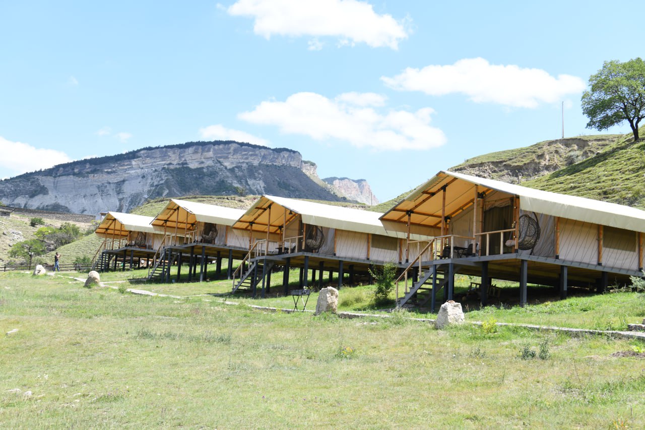 В Дагестане стартует двухлетний проект по регулированию деятельности гостевых домов В Дагестане вступит в силу закон запускающий эксперимент по правовому регулированию деятельности гостевых домов Об этом сообщили в Министерстве по туризму и НХП РД Документ официально опубликован на правовом портале республики Эксперимент начнет действовать с 21 декабря Впервые он устанавливает для этого сегмента специальный правовой режим Его цель сформировать понятные правила работы для владельцев частных домов сдающих жилье туристам а также зафиксировать требования к качеству и безопасности услуг Экспериментальный правовой режим будет действовать на территории республики до конца 2027 года