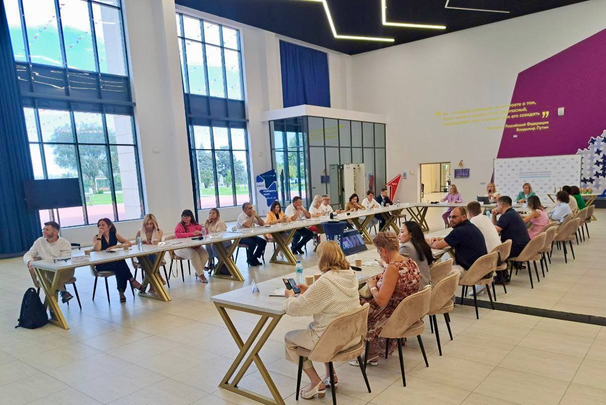 В Астрахани стартовала VII Межрегиональная конференция «Астраханская губерния – госЗАказ!»     В первый день Межрегиональной конференции представители Агентства стратегических инициатив по продвижению новых проектов, Ассоциации организаций и специалистов в области государственных, муниципальных и корпоративных торгов «РОСТ», уполномоченных органов и учреждений регионов Российской Федерации, эксперты в сфере закупок обсудили результаты Национального рейтинга инвестиционного климата в субъектах Российской Федерации 2025 года по фактору «Эффективность закупочных процедур».    Основные вопросы касались системы показателей, методики расчетов и механизмов оценки.    Руководитель программы Центра национальных рейтингов АНО «Агентство стратегических инициатив по продвижению новых проектов» Владимир Миронов отметил, что эффективная коммуникация всех участников проекта содействует росту результативности, помогает улучшить понимание задач, выстроить все процессы продуктивно.    Кроме того, в ходе заседания директором Ассоциации «РОСТ» Еленой Игнатенковой проведен анализ результатов индекса эффективности закупочной деятельности регионов и муниципалитетов за 2024 год. В числе лидеров по четырем показателям отмечена и Астраханская область.  Также заместителем генерального директора АО «Сбербанк-АСТ» Юлией Обаляевой подведены итоги рейтинга цифровизации закупочных систем регионов Российской Федерации.  Завершилось заседание церемонией награждения лидеров.