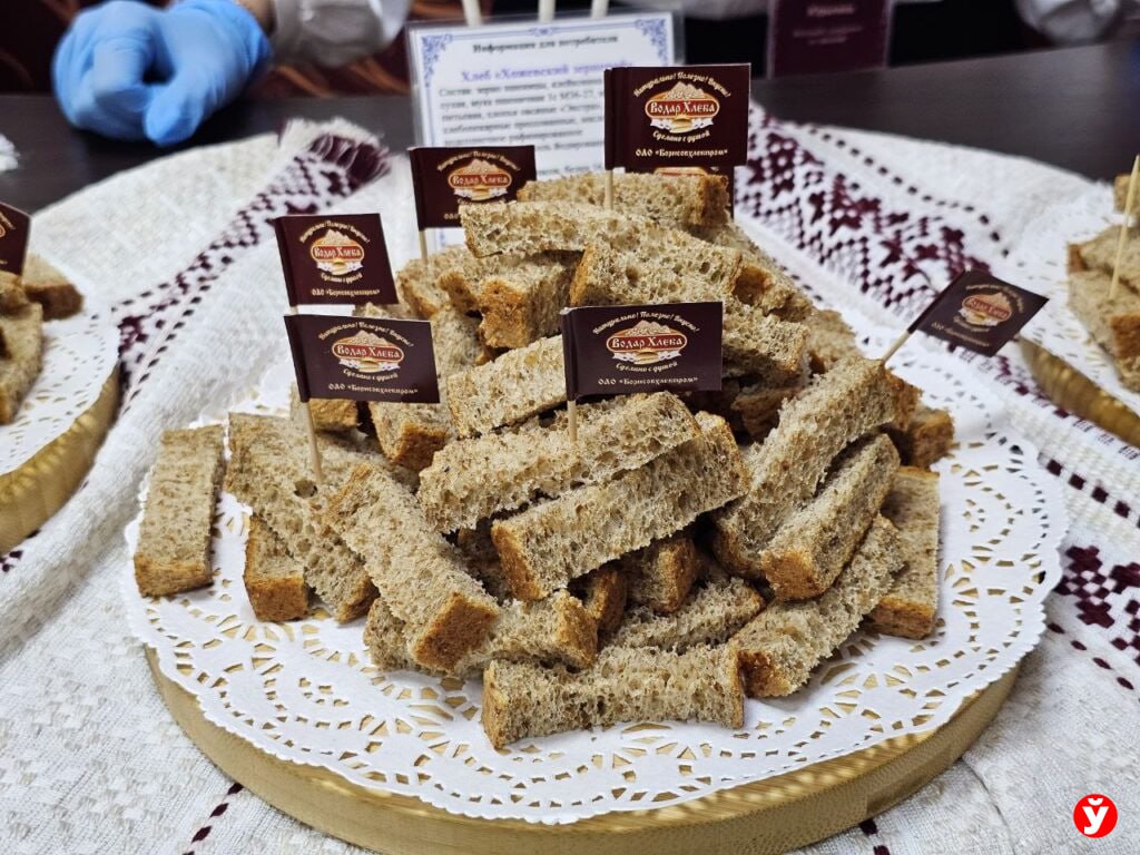 Хлеб из фиолетовой пшеницы начали выпускать уже на втором заводе Минской области Первым фиолетовый хлеб появился в Солигорске именно там была разработана рецептура хлеба Хожевский зерновой в котором 67 пророщенной фиолетовой пшеницы Теперь эстафету подхватила Вилейка здесь наладили выпуск хлеба Дар земли с добавлением 15 пророщенного зерна этого же сорта Само зерно выращивают в одном из хозяйств Борисовского комбината хлебопродуктов Весной 2025 года под фиолетовую пшеницу отвели 20 гектаров а семена завезли из Омской области России Подпишись Минская правда MLYN by