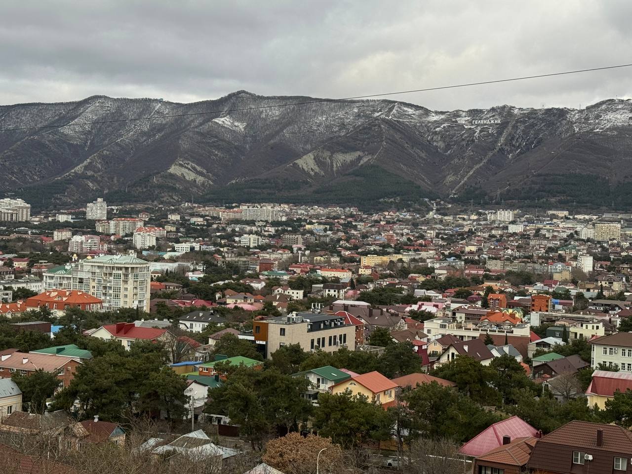 Внимание штормовое предупреждение 4 и 5 января местами в Краснодарском крае ожидается сильный дождь гроза ветер с порывами 20 25 м с в горах 24 29 м с В связи с сильными осадками и таянием снега на малых реках бассейна реки Кубань юго восточной территории края и реках Черноморского побережья в том числе в муниципальном образовании город курорт Геленджик возможны подъёмы уровня воды местами до неблагоприятных отметок и выше Уважаемые жители и гости курорта будьте внимательны соблюдайте меры безопасности Телефон службы спасения 112   Пресс служба ВКонтакте МАХ