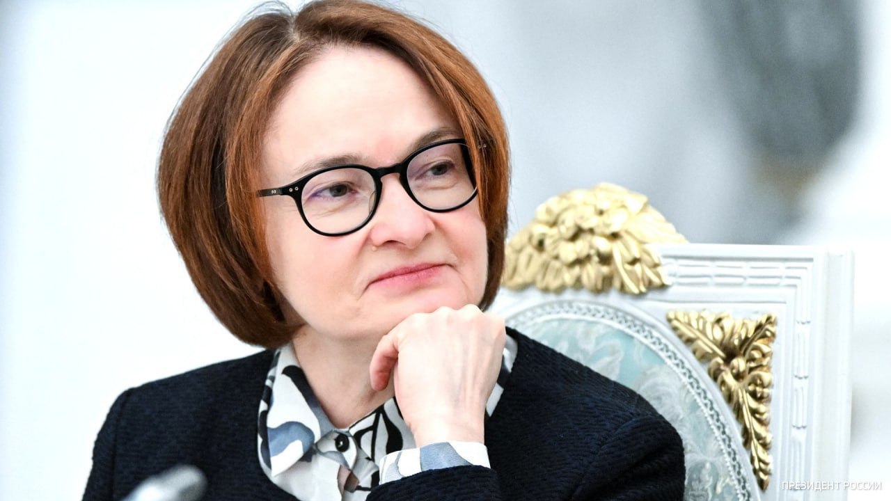 Почти 17 млн россиян воспользовались самозапретом на выдачу кредитов заявила глава ЦБ Эльвира Набиуллина в ходе правительственного часа в Совете Федерации   ЦБ РФ выявил 5 800 финансовых нелегальных компаний за три квартала текущего года более 16 тысяч сайтов было заблокировано за девять месяцев 2025 года   До 2 млн человек могут потерять доступ к финансовым услугам если отделения Почты России продолжат также сокращаться   Цифровой рубль будет востребован в бюджетном процессе в регионах   Проблему высокого роста цен надо решать чтобы она не стала хронической   Рынок рассрочки при покупке жилья должен быть урегулирован Мы вместе с правительством здесь работаем и надеюсь также будут надежно защищены права потребителя   Запас капитала позволяет банкам нарастить портфель кредитов еще на 4 трлн рублей в этом году   Центробанк не планирует повышать цель по инфляции в 4   Существенного переукрепления курса рубля нет