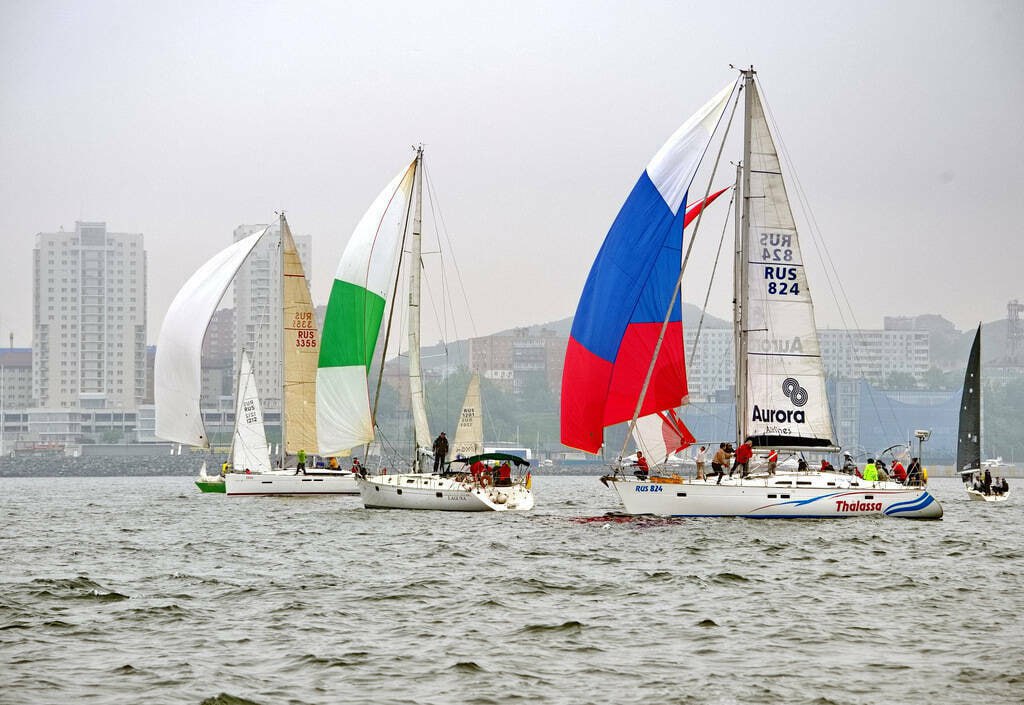 Сегодня в Зеленодольске стартует Чемпионат по парусному спорту Чемпионат и Первенство РТ пройдет с 7 по 11 июля. В соревновании сразятся более 100 спортсменов из Казани, Набережных Челнов и Зеленодольска. По итогам первенства состоится отбор в сборную РТ. Программа регаты включает в себя три гоночных дня, день приезда, регистрацию и день отъезда. Открытие регаты состоится: 8 июля в 11:00, первая гонка начнется в 13:00 9 и 10 июля старт будет в 11:00 Награждение победителей и призеров – 10 июля в 16:00.
