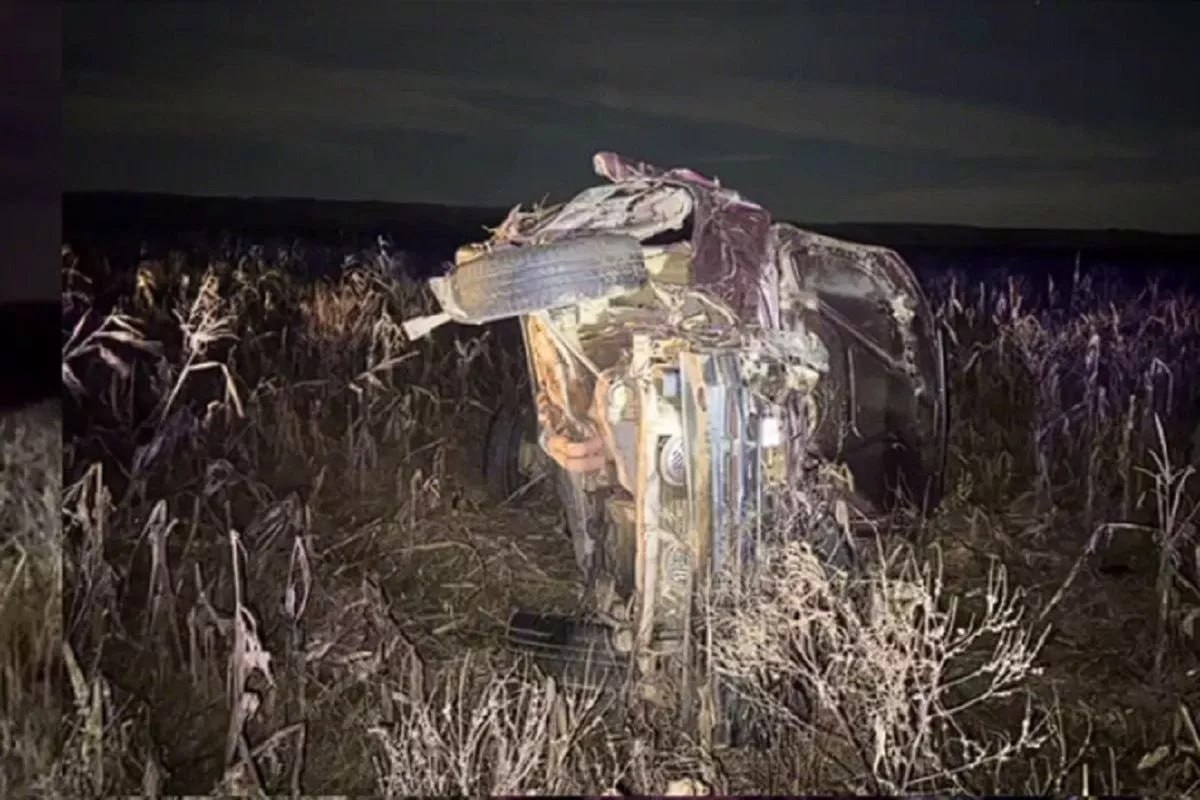 Легковушка опрокинулась в поле в Мостовском районе Два человека погибли Сегодня ночью на автодороге Лабинск Мостовской граница Карачаево Черкесской Республики водитель Лады Приоры не справился с управлением съехал с проезжей части и опрокинулся Водитель и женщина пассажир скончались на месте происшествия до приезда кареты скорой помощи Еще два пассажира 23 летняя и 39 летний житель соседних республик с различными травмами госпитализированы в больницу Кубанские Новости Мы в MAX