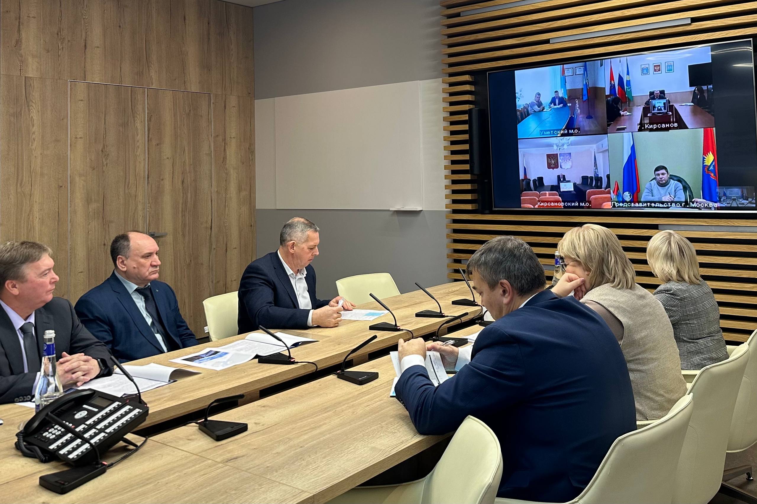 Провёл селекторное совещание по ситуации после приостановки движения транспорта по мосту через реку Ворона в Кирсановском округе Все вопросы детально разобрали с представителями Росавтодора нашими профильными министерствами главами Кирсановского Умётского округов и города Кирсанова В настоящее время автобусное сообщение внутри каждого округа работает в штатном режиме Межмуниципальные перевозки пока не осуществляются но продолжают действовать железнодорожные маршруты из Умёта в Кирсанов В ближайшее время графики перевозчиков будут синхронизированы с расписанием поездов Как доложили руководители муниципалитетов работа коммунальных и аварийных служб в двух округах реорганизована с учётом сложившейся ситуации Выделен дополнительный автотранспорт для подвоза жителей С двух сторон моста организовано челночное движение автобусов и машин скорой помощи Перевозка школьников также проходит штатно Поручил моему заместителю Наталии Макаревич обеспечить дополнительные меры по своевременному подвозу продуктов питания в магазины включая сетевые Накануне 18 ноября обсудил будущий ремонт моста через Ворону с главой Росавтодора Романом Новиковым Ситуацию держу на личном контроле Поставил министрам и главам муниципалитетов задачу оперативно реагировать на изменения обстановки и при необходимости принимать дополнительные меры Мой официальный канал в мессенджере MAX