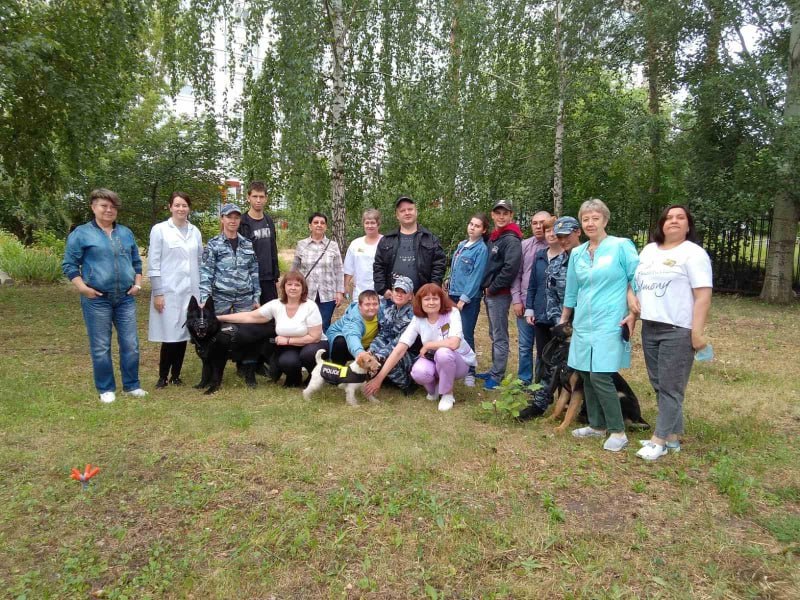 В Тольятти прошло увлекательное профориентационное мероприятие для подростков из социально-оздоровительного центра. Сотрудники кинологической службы МВД и представители Общественного совета познакомили ребят с работой служебных собак. Юные гости узнали о жизни четвероногих помощников полиции: их питании, дрессировке и достижениях в службе. Особенно впечатлили подростков показательные выступления — собаки продемонстрировали свои навыки поиска запрещённых веществ и задержания нарушителей. Ребята с интересом наблюдали за работой кинологов и их питомцев, задавали вопросы о породах собак и критериях их отбора на службу. Встреча завершилась теплыми благодарностями и памятными фотографиями. Такие мероприятия не только знакомят молодежь с работой полиции, но и учат ответственности, заботе о животных и развивают эмпатию.