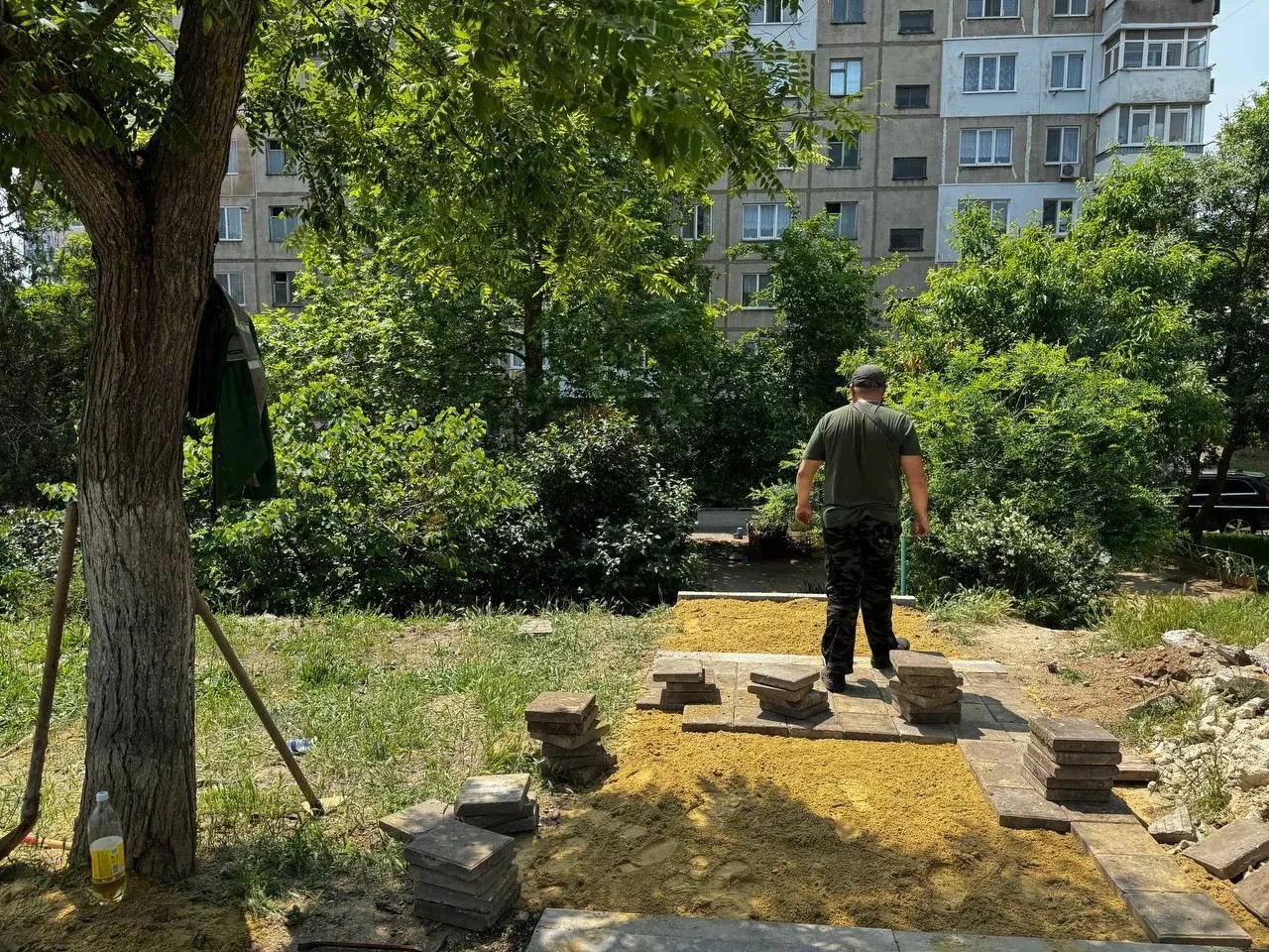 На лестнице в районе Семи ветров Керчи начались восстановительные работы Служба городского хозяйства приступила к восстановительным работам на лестничном спуске, связывающем многоквартирный дом по адресу ул. Олега Кошевого, 32 с остановочным пунктом. Об этом просили жители микрорайона и их просьбы были услышаны. Данная пешеходная зона имеет высокую востребованность. Параллельно будет выполнена и окраска ограждений на детской площадке, передает КерчьФМ... подробнее