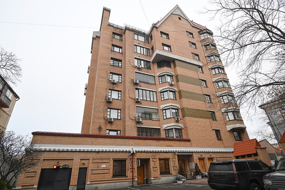 Долина еще хочет пожить в Хамовниках Певица попросила Полину Лурье которая ранее купила у звезды квартиру в одном из районов Москвы дать ей еще пару месяцев так как не успевает собрать свои вещи Об этом рассказала адвокат Светлана Свириденко Напомним на прошлой неделе Верховный суд России поставил точку в громком деле вызвавшем большой общественный резонанс Долина должна покинуть квартиру Подписаться на РГ в Telegram Читать нас в MAX