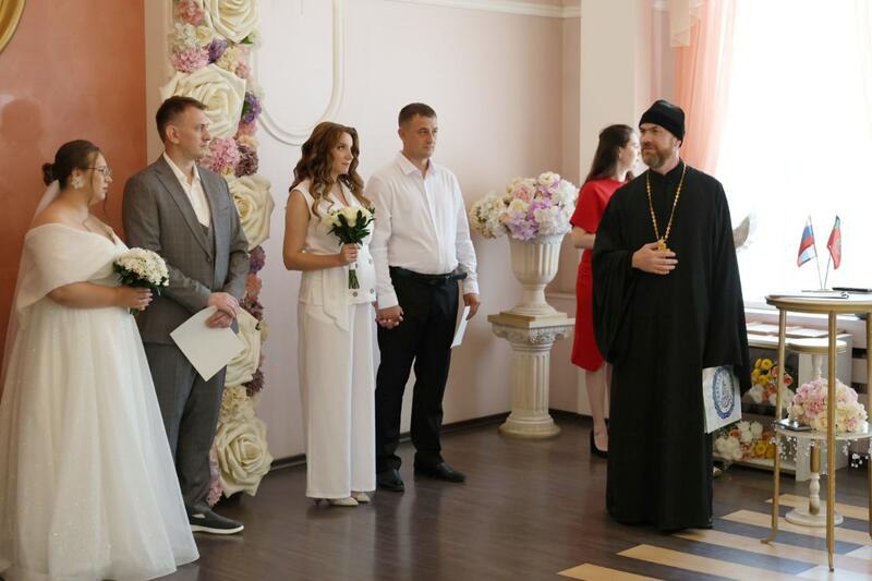Пять пар из Барнаула одновременно связали себя узами брака в День семьи, любви и верности 8 июля во Дворце бракосочетания Барнаула прозвучали торжественные "да" сразу от пяти пар. В этот символичный праздник молодожены, окруженные близкими и наполненные светлыми чувствами, решили начать свою семейную историю. Всего в День семьи, любви и верности заявление на регистрацию брака в Алтайском крае подали 90 пар, сообщила пресс-служба управления юстиции Алтайского края. Для сравнения: в прошлом году таких пар было в два раза меньше – 45. Фото: amic.ru