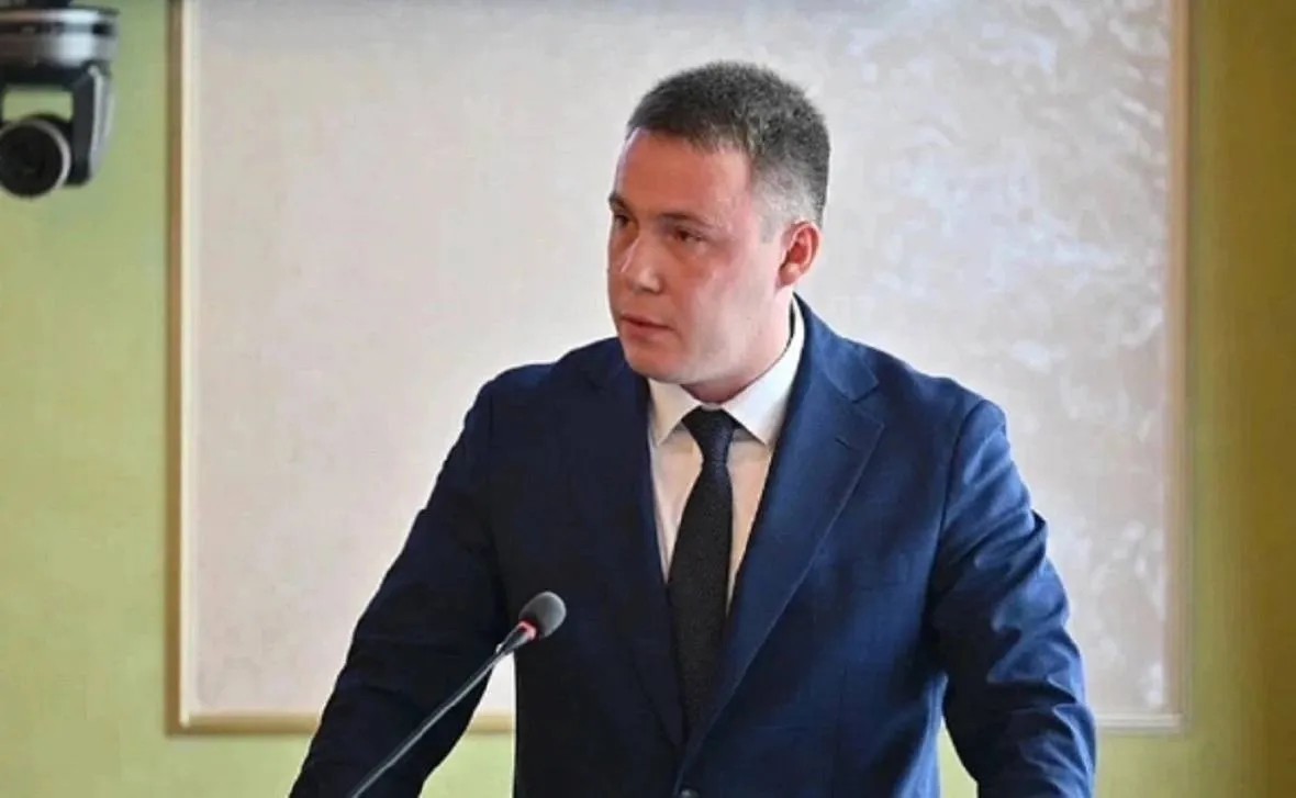 Экс главу Госжилнадзора Башкирии Артура Давлетшина выпустили из СИЗО Советский райсуд Уфы по ходатайству следствия изменил меру пресечения бывшему председателю Госкомитета Башкирии по жилищному и строительному надзору Госжилнадзора Артуру Давлетшину с заключения под стражу на запрет определенных действий Аналогично изменена мера пресечения бывшему сотруднику юридического отдела ведомства по данным РБК Уфа речь идет о Валерии Мицукове Экс чиновников обвиняют в превышении полномочий и получении взяток РБК Уфа в Telegram РБК Уфа в MAX