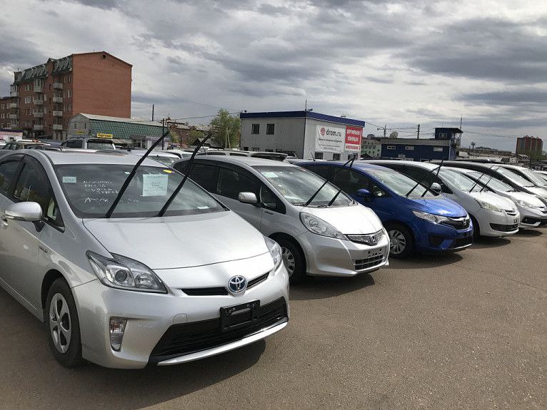 В Бурятии упали продажи подержанных автомобилей В январе 2026 года продажи автомобилей с пробегом в Бурятии упали на 13 по сравнению с декабрем 2025 года Больше всего просели продажи американских и европейских брендов 22 А вот спрос на китайские 27 и корейские автомобили наоборот вырос 15 Сильнее всего продажи упали у Короллы на 26 Филдера на 21 Камри на 13 Стали продавать больше Марк 2 на 3 Хонду Фит на 2 Подробнее на нашем сайте Читайте нас в МАХ