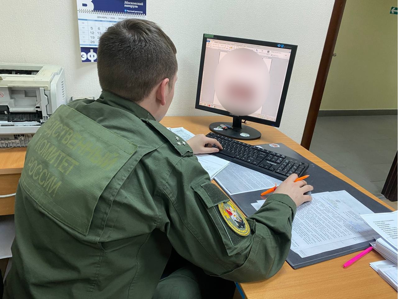 В Тюмени следователями СК России организована проверка по выявленной в СМИ информации о нарушении прав ребенка с ограниченными физическими возможностями  Следственным отделом по Ленинскому АО г. Тюмени следственного управления Следственного комитета Российской Федерации по Тюменской области по сообщению в социальных сетях о нарушении прав ребенка с ограниченными физическим  возможностями, проживающего в одном из домов по ул. Судостроительной в городе Тюмени, в котором отсутствует пандус, организовано проведение доследственной проверки.  В рамках процессуальной проверки следователями будут установлены все обстоятельства произошедшего инцидента, дана правовая оценка действиям должностных лиц городской администрации и приняты меры по восстановлению нарушенных прав несовершеннолетнего, а также обеспечению его беспрепятственного доступа к городской инфраструктуре. По результатам проверки будет принято процессуальное решение.