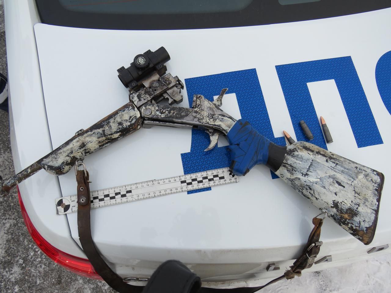 В Новоселовском районе полицейские задержали 72-летнего мужчину, выбросившего самодельное оружие на глазах у экипажа ДПС Все произошло на трассе Березовый Лог – Бараит – Камчатка. Во время патрулирования сотрудники заметили, что из окна впереди едущего автомобиля выбросили похожий на оружие предмет. За рулем остановленных «Жигулей» оказался ранее не судимый житель Ужурского района. Следственно-оперативная группа выяснила, что пожилой водитель поехал в лес «пострелять», а оружие досталось ему в наследство от отца. Со слов задержанного, он осознавал незаконность своих действий, поэтому, увидев в зеркало заднего вида полицейских, решил избавиться от самоделки. : МВД Красноярского края