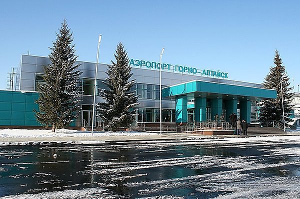 Аэрофлот увеличивает частоту полетов между Москвой и Горно Алтайском Аэрофлот увеличивает частоту полетов между Москвой и Горно Алтайском С 30 ноября авиакомпания в дополнение к ежедневным рейсам добавит три новые частоты по четвергам субботам и воскресеньям и будет выполнять 10 рейсов в неделю Об этом сообщает AVIA RU со ссылкой на данные авиаперевозчика Как отмечается в сообщении Аэрофлота в декабре частота будет постепенно нарастать и с 25 декабря достигнет 14 рейсов в неделю В январе и в феврале в период повышенного спроса и в разгар горнолыжного сезона планируются дополнительные рейсы сверх этих частот Таким образом в пиковые даты пассажирам будет доступно до трех рейсов в сутки а общая частота будет достигать 17 рейсов в неделю aviaru net n289845