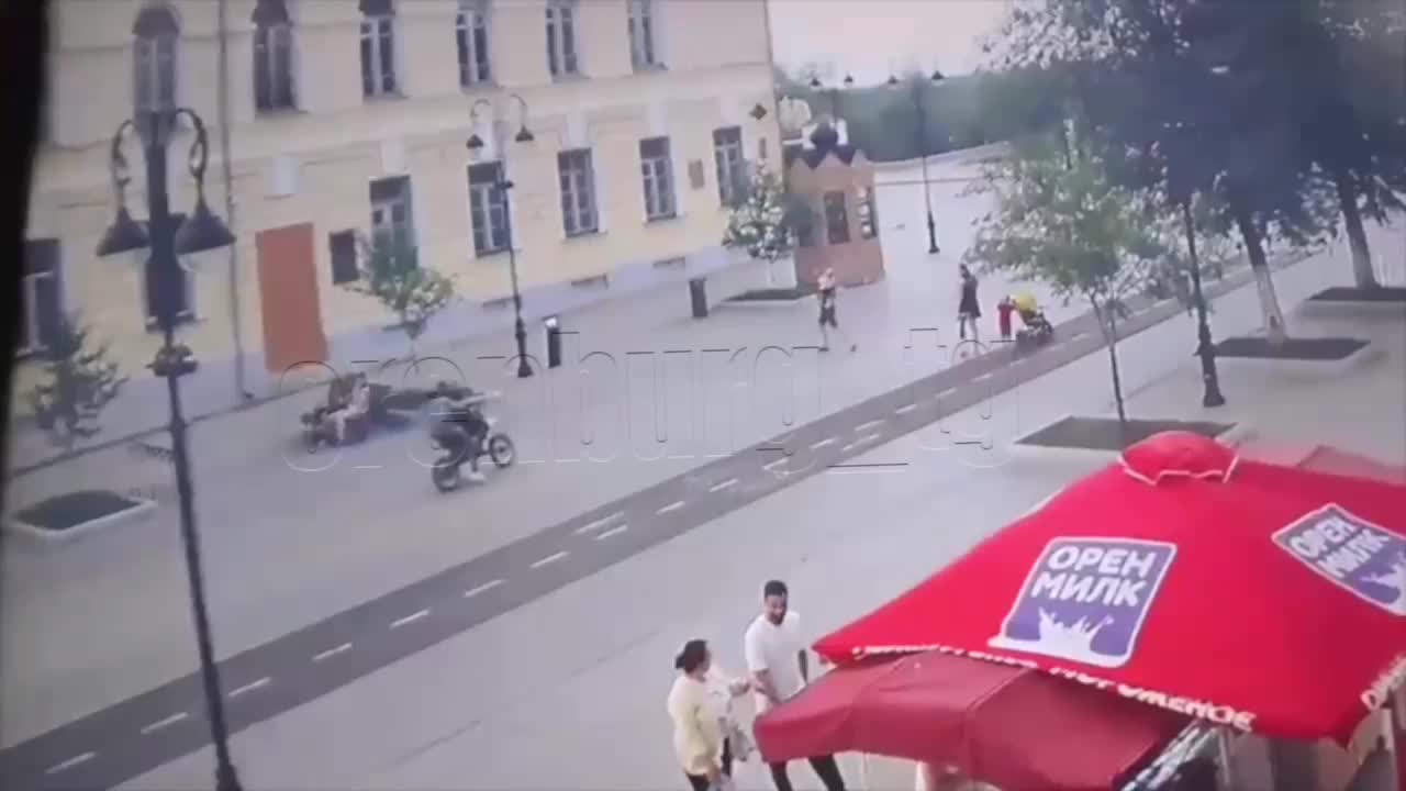 Подросток на питбайке сбил мужчину с ребенком в Оренбурге