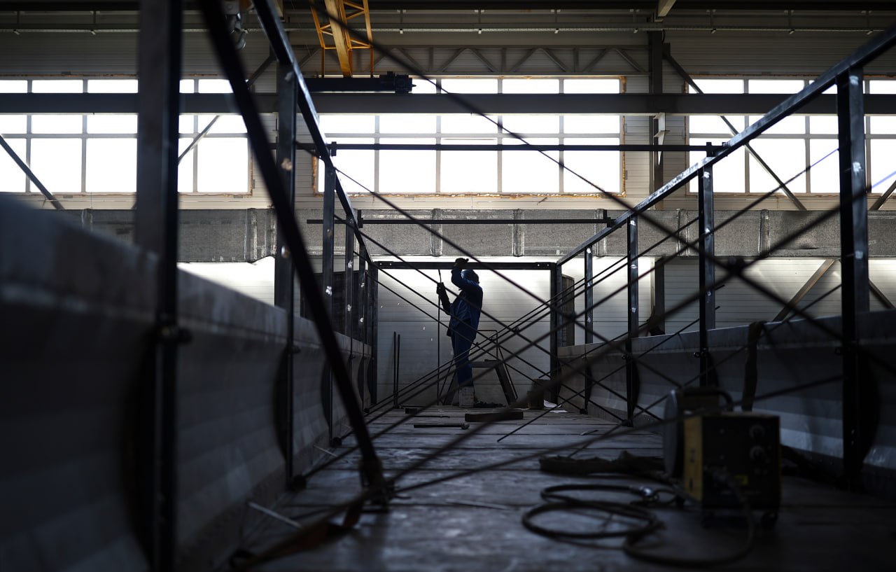 Государственная программа Строительство расширена новыми мероприятиями В перечень проектов которые будут реализованы в рамках комплексной государственной программы Строительство добавлены мероприятия направленные на развитие культуры и коммунальной инфраструктуры В список включен проект реставрации зданий в Санкт Петербурге входящих в состав объекта культурного наследия федерального значения Дворец Великого князя Николая Николаевича Ксенинский институт В отреставрированных корпусах планируется разместить музыкальную школу с интернатом при Санкт Петербургской государственной консерватории имени Н А Римского Корсакова Также в перечень добавлен проект второго этапа реконструкции очистных сооружений Йошкар Олы Это позволит повысить качество предоставления коммунальных услуг в сфере водоотведения для почти 300 тыс человек а также повысить качество очистки загрязненных сточных вод попадающих в водоемы Работы должны завершиться в 2027 году На эти цели из федерального бюджета будет направлено свыше 2 млрд рублей Подписаться на Правительство России в MAX