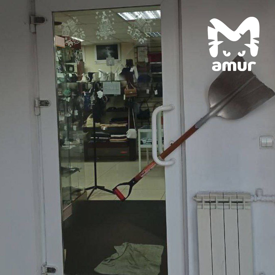 Подростки сломали палец продавщице и заперли её в разгромленном магазине во Владивостоке Отморозки вломились в обувной на Бестужева начали всё крушить и раскидывать коробки 49 летняя сотрудница сделала им замечание в ответ школьники набросились на неё и повредили руку После сбежали заблокировав дверь лопатой На свободу пострадавшую выпустил охранник Женщина уже съездила в травмпункт всё зафиксировала и написала заявление в полицию Подписывайся на Amur Mash