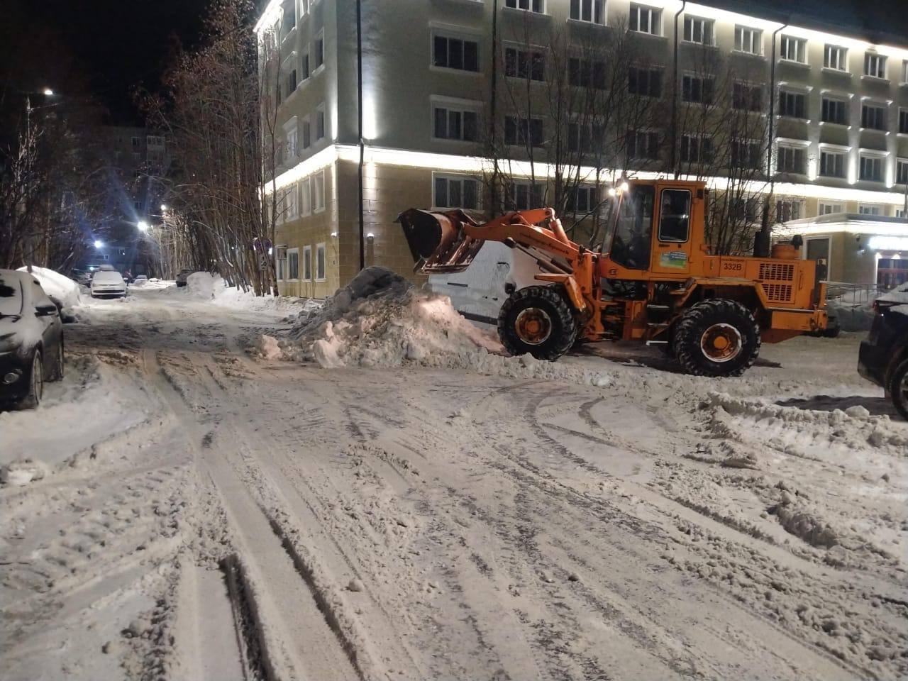 Уборка улично-дорожной сети города и вывоз накопленных снежных масс ведется круглосуточно.  Только за минувшие сутки вывезено 2922 кубометра снега, с начала зимнего сезона этот показатель достиг 173 368 кубометров.  Сегодня над очисткой лестниц, остановок общественного транспорта, пешеходных переходов, тротуаров города Мурманска трудятся 156 уборщиков территорий.   Также к работам на городских дорогах привлечено 155 единиц техники, в том числе 30 самосвалов и бульдозеров по договорам с различными транспортными организациями.  Для устранения зимней скользкости за прошедшие сутки использовано 115 тонн пескосоляной смеси, с начала зимнего периода – 14308 тонн.