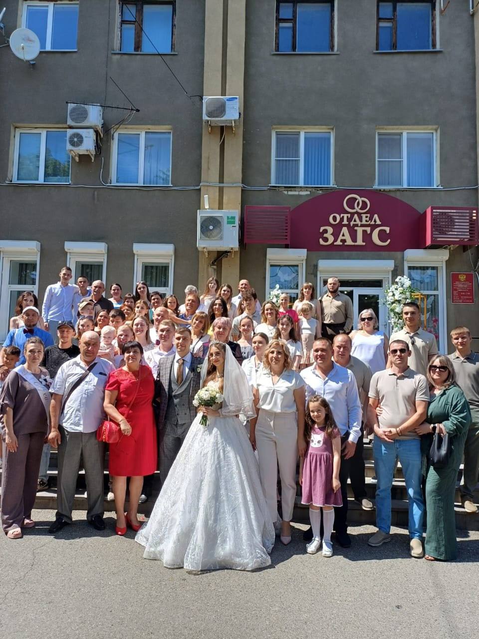 В Шпаковском округе открыт летний свадебный сезон В Год защитника Отечества его открыла пара из Шпаковского округа — Александра и Александр Аникеевы. Жених — участник специальной военной операции с 2022 года, награждён медалями «За отвагу» и «За храбрость» II степени. Невеста в этом году завершает обучение в Михайловском медицинском техникуме. Их отношениям более трёх лет, а в прошлый отпуск Александр сделал предложение свой избраннице. По доброй традиции молодая семья разрезала зелёную ленту — символ начала лета и свадеб. Кусочек ленты супруги забрали с собой — как память и символ удачи. В завершение церемонии молодожёны посадили возле здания ЗАГСа клён — символ прочности, семейного благополучия и защиты. Поздравляем Александра и Александру!