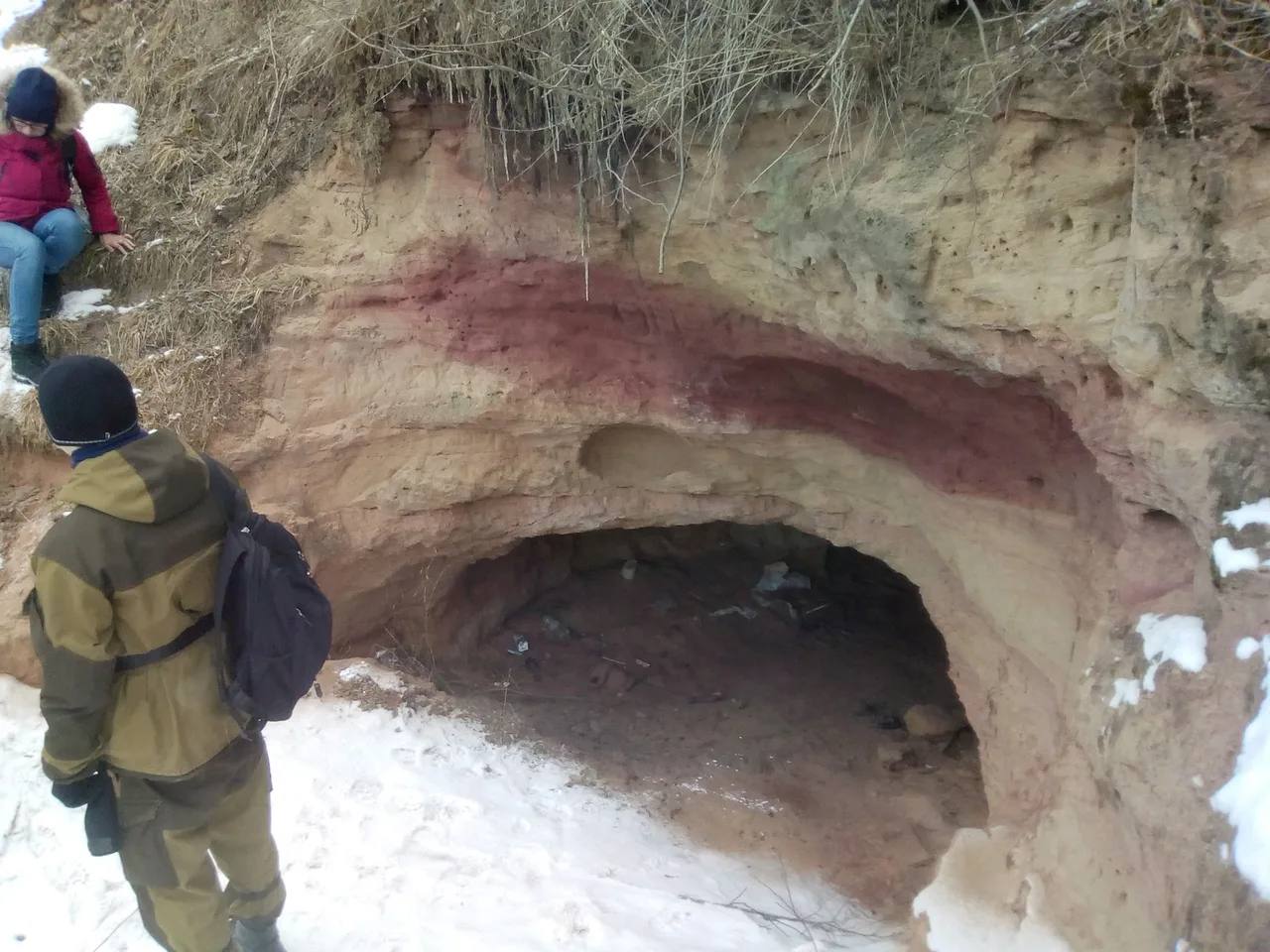 В Саблино трое мужчин заблудились в Жемчужной пещере.  Они зашли в пещеру около восьми утра и должны были выйти в четыре часа дня. Связи у них не было. На помощь подоспели спасатели, которые их  отыскали и вывели наружу  Для справки, всего в Саблино есть 14 пещер. Самой протяженной считается Левобережная на реке Тосно, ее длина составляет 5,5 км. Напротив нее находится Жемчужная – она вторая по величине с дистанцией на 3,5 км.        Места СПб       Новости СПб