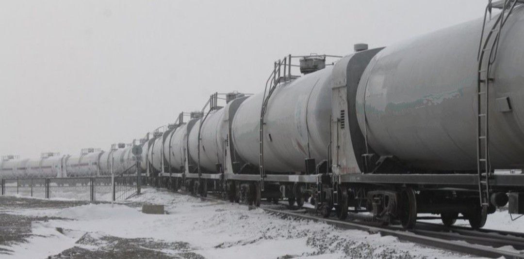 Польская таможня не пропускает ж/д цистерны с сжиженным газом из Казахстана  Свыше 100 цистерн с сжиженным углеводородным газом из Казахстана вынужденно простаивают на белорусско-польской границе, передает «Нефть и газ Казахстана».   Цистерны скапливаются на станциях Брест-Центральный, Брест-Восточный и Барановичи-Центральный из-за проблем с таможней Польши.  Польские таможенники регулярно расширяют список документов, которые должны подтвердить, что сжиженный газ был произведен в Казахстане, а не в России.  Задержка с пересечением границы уже спровоцировала нехватку железнодорожных цистерн, что может негативно сказаться на будущих поставках сжиженного газа за рубеж.   Logistan.info   Логистика   Экономика