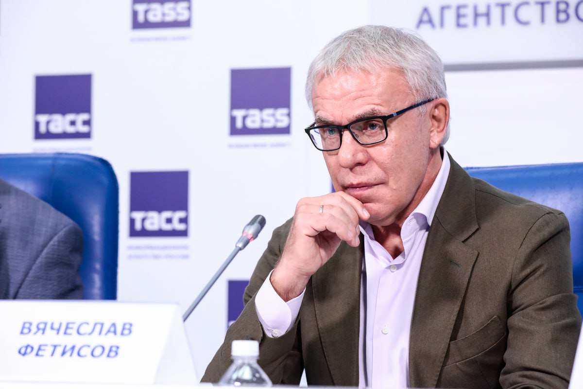 Фетисов заявил что не станет смотреть Олимпиаду 2026 Двукратный олимпийский чемпион трехкратный обладатель Кубка Стэнли и депутат Госдумы Вячеслав Фетисов не будет смотреть Олимпийские игры 2026 года Об этом он заявил РИА Новости Если хотят наши телеканалы ее показывать то пусть показывают Если не хотят то не надо Транслировать те соревнования где нас нет наверное не совсем правильно И мне эту Олимпиаду смотреть неинтересно Мне там делать нечего сказал Фетисов Олимпийские игры 2026 пройдут в Милане и Кортина д Ампеццо с 6 по 22 февраля Международный олимпийский комитет МОК разрешил россиянам участвовать в Играх 2026 на тех же условиях что и в Париже они должны пройти отбор и получить допуск от специальной комиссии На данный момент на Олимпиаду отобрались и получили приглашения фигуристы Аделия Петросян и Петр Гуменник а также ски альпинист Никита Филиппов Global Look Press Подписаться на РБК Спорт