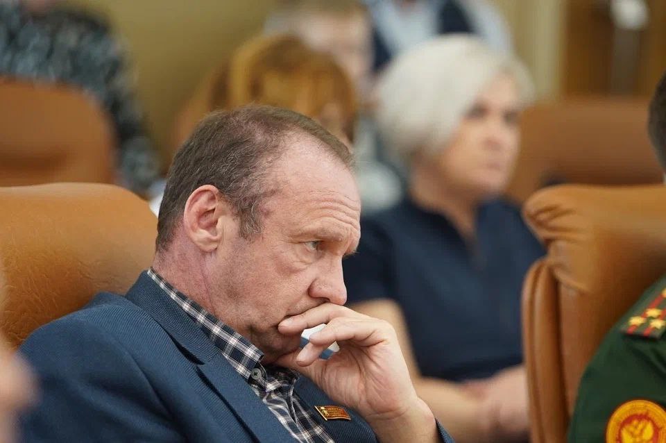 Комиссия по местному самоуправлению горсовета Красноярска приняла решение рекомендовать депутатам лишить мандата своего коллегу Вячеслава Дюкова Это может произойти на ближайшей сессии городского парламента