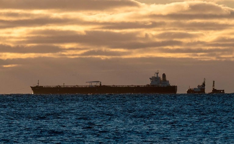 Банки Индии готовы рассмотреть возможность финансировать торговлю российской нефтью если объемы будут поступать от поставщиков не внесенных в черные списки а сделки будут соответствовать санкционному законодательству сообщили Bloomberg источники знакомые с вопросом По их словам несколько недель назад после объявления санкций США кредиторы опасались проводить безналичные расчеты за любые российские грузы ссылаясь на трудности с проверкой цепочки поставок Однако теперь после вступления санкций в силу индийские банки разработали механизм обеспечения соответствия требованиям для обслуживания запросов нефтеперерабатывающих компаний на оплату российской нефти рассказали собеседники агентства Среди таких мер проведение транзакций в китайских юанях и дирхамах ОАЭ Фото Stefan Sauer dpa Global Look Press РБК в Telegram и MAX