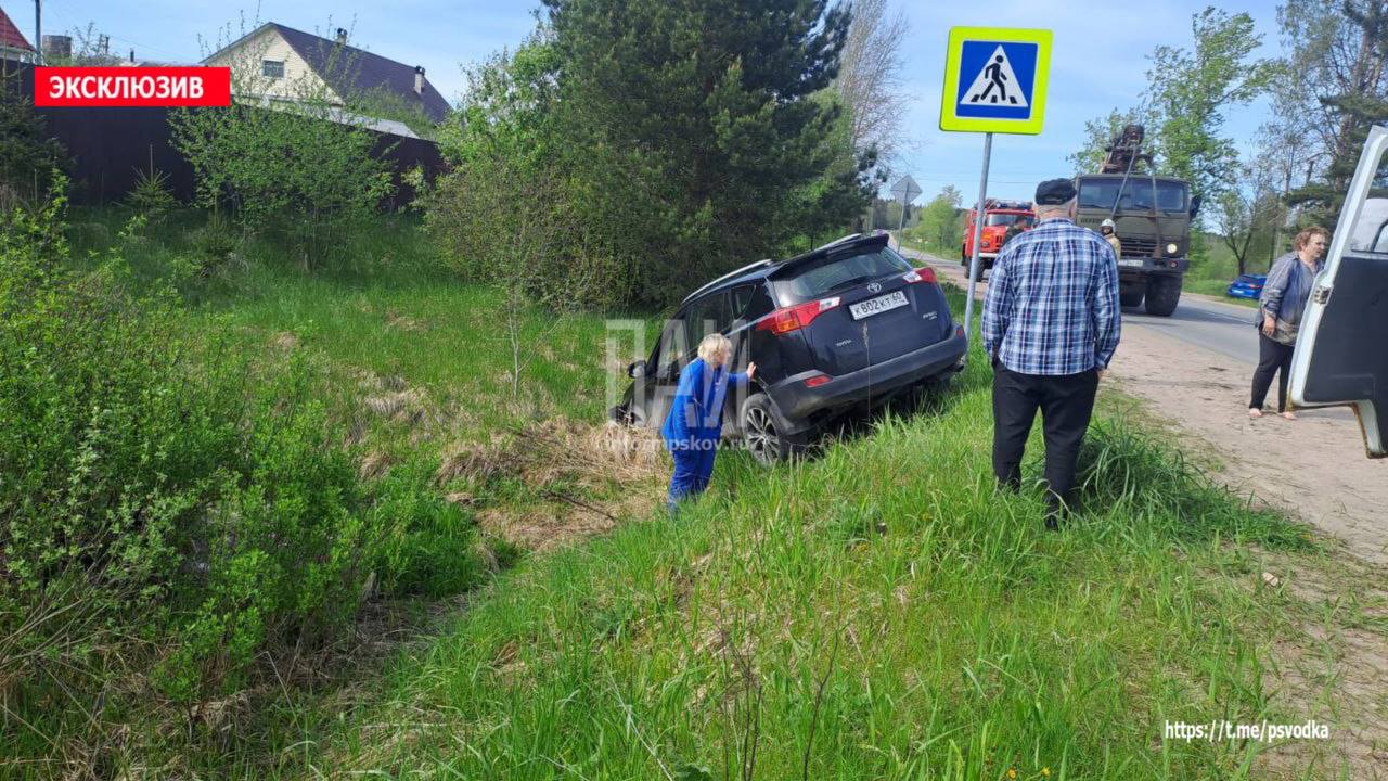 В Стругах Красных, на улице Кольцевой, произошло ДТП. Предположительно, водитель автомобиля Toyota RAV4 скончался от остановки сердца и съехал в кювет с дороги. На месте работают бригада скорой помощи, пожарные подразделения, следственно-оперативная группа и сотрудники ГАИ. Обстоятельства произошедшего выясняются. #СтругиКрасные