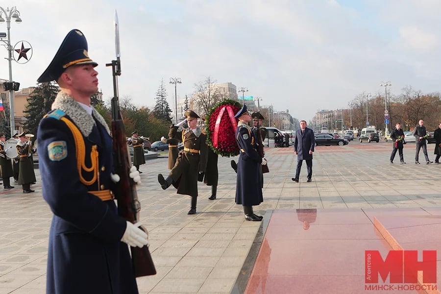 Губернатор Сахалинской области возложил цветы и венок к монументу Победы.  С официальным визитом в Беларусь прибыла делегация из Сахалинской области с ее главой Валерием Лимаренко. Гости из России почтили память погибших в годы Великой Отечественной войны.  Членов делегации сопровождала первый заместитель председателя Мингорисполкома Надежда Лазаревич:   У нас складываются хорошие разносторонние отношения с Сахалинской областью. Особый интерес у них вызывают наши промышленные предприятия, такие как «АМКОДОР» и «БЕЛАЗ». В добыче природных ресурсов наша техника может им помочь. Уверена, что мы усилим наши позиции. Динамика положительная — в объеме товарооборота мы приросли в сравнении с прошлой встречей почти в 1,5 раза.  «Минск-Новости» MINSKNEWS.BY Telegram Viber FB  VK Inst TikTok  YouTube