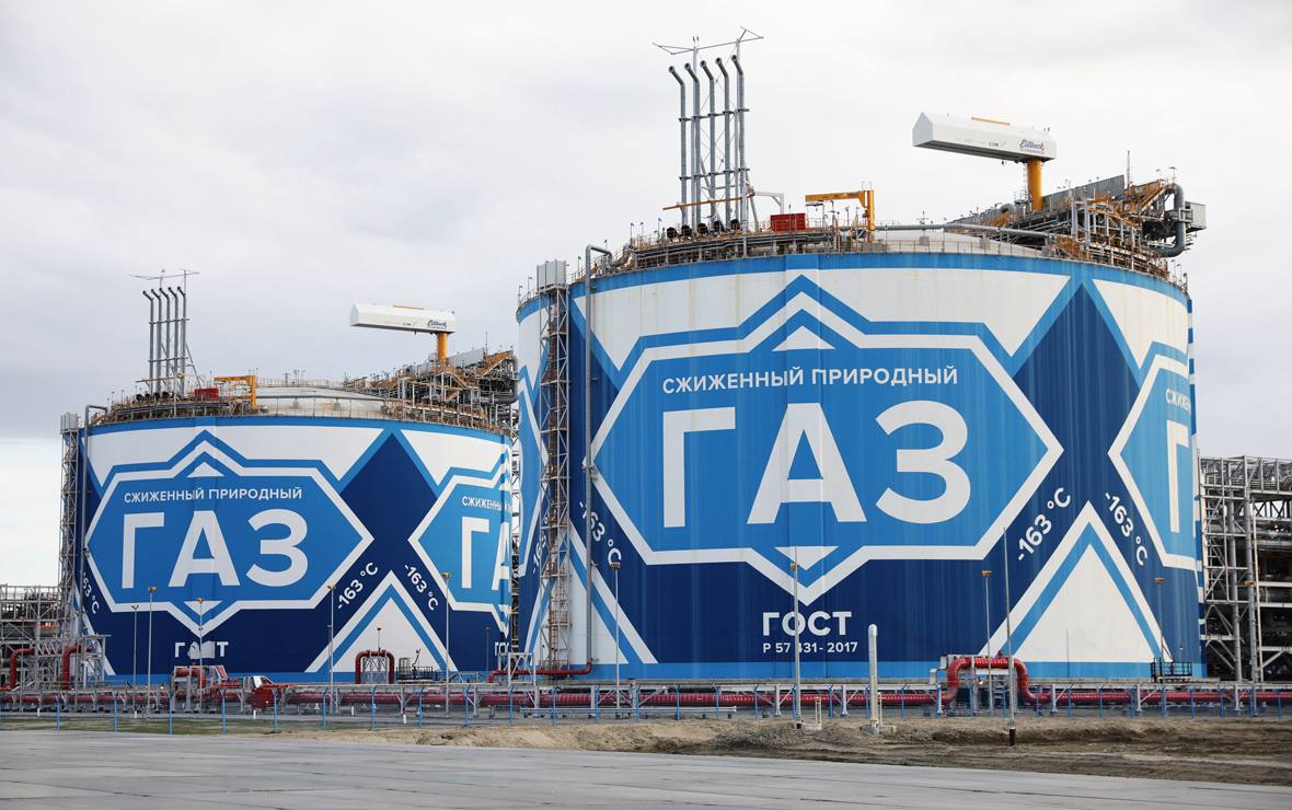 ™  Россия вошла в топ-3 стран по поставкам газа в Европу.  По свежим данным Евростата, российские компании в мае заняли третье место после США и Алжира по общей стоимости экспорта голубого топлива на европейский рынок – их доля увеличилась до 16,1% против 11,3% в апреле. Суммарно ЕС приобрел у России газ на €1,1 млрд.  Рост произошел за счет резкого увеличения поставок СПГ – на треть, до €703 млн. Так, например, Португалия после двухмесячного перерыва возобновила его импорт, закупившись сразу на €32,4 млн. Одновременно выросли поставки трубопроводного российского газа – на 6,4%, составив €408 млн.  Главным же покупателем голубого топлива из России в мае вновь стала Франция, которая приобрела его на €245,5 млн  +8,3% . Венгрия откатилась обратно на второе место, сократив импорт на 5,3%, до €238,6 млн.  ™ Нефтебаза
