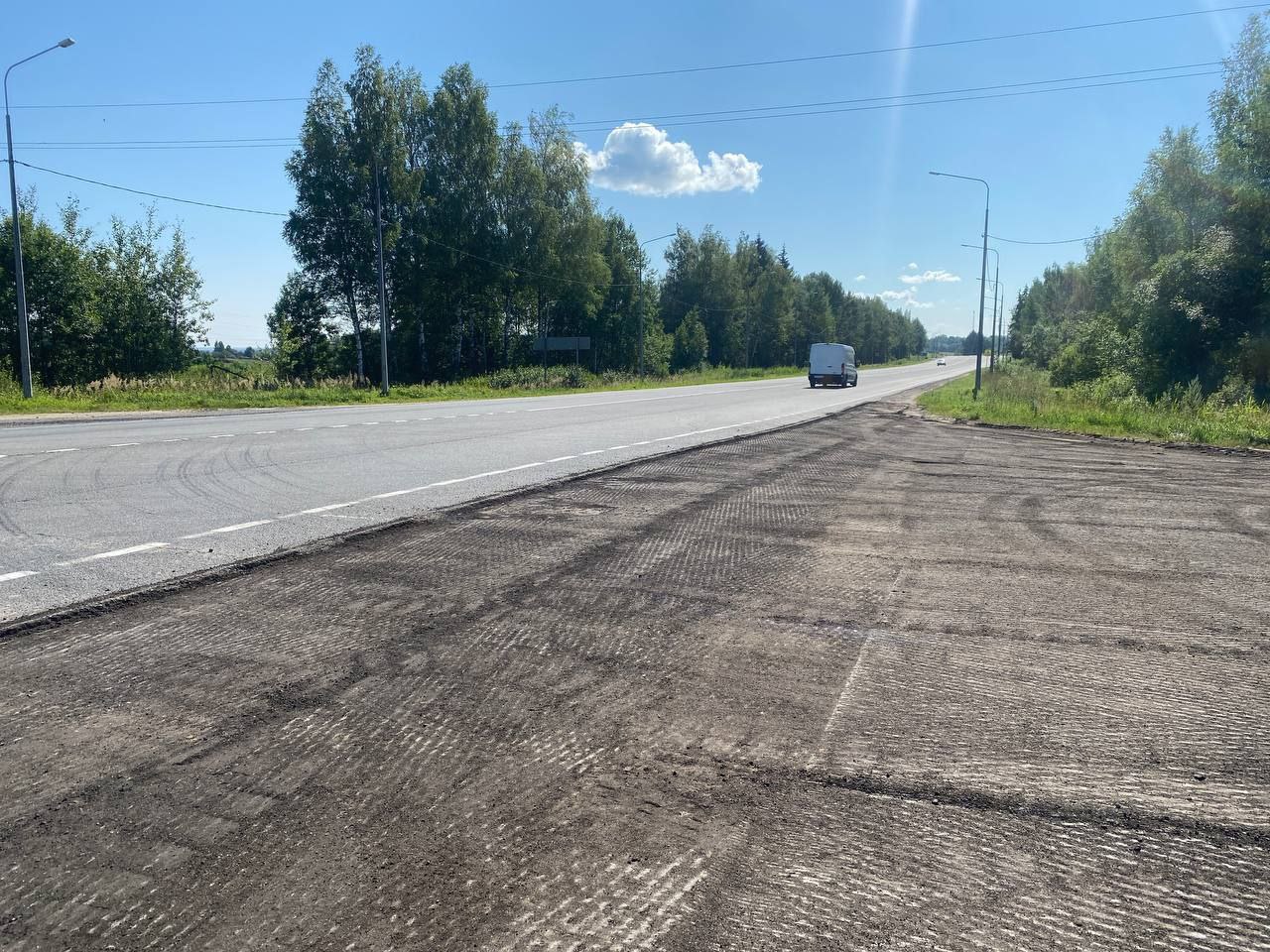 Ремонт дорог в регионе находится на пристальном контроле. В проверке всех этапов работ участвуют и профильные специалисты, и общественники. Сегодня комиссия проинструктировала дорогу в Тутаевском и Большесельском округах. Группа выехала на участок от Рождественного к деревне Столбищи. Ремонт здесь идет по нацпроекту «Инфраструктура для жизни». Дорога связывает населенные пункты Тутаевского округа и нуждается в восстановлении на всем протяжении, а это 25 километров. Приведем ее нормативное состояние этапами. К первому пятикилометровому участку уже приступили. Готова проектная документация и на остальную часть. Комиссия обратила особое внимание на безопасность дорожного движения. Серьезных замечаний нет, работы в графике, сдача этого этапа запланирована на весну следующего года, но основные работы с дорожным покрытием будут завершены уже к концу сентября. Большой объем предстоит выполнить подрядчику в Большесельском округе. В прошлом году здесь отремонтировали 20 километров от Рыбинска до Рыбинского округа. Осталось привести в порядок еще 19 километров. К осени восстановят покрытие на 10-километровом участке, в следующем году дорожники приступят к завершающему этапу ремонта, и мы окончательно закроем вопрос с этим направлением. Всего в этом году по нацпроекту «Инфраструктура для жизни» будет отремонтировано около 160 километров дорог, из них свыше 100 уже приведено в порядок.