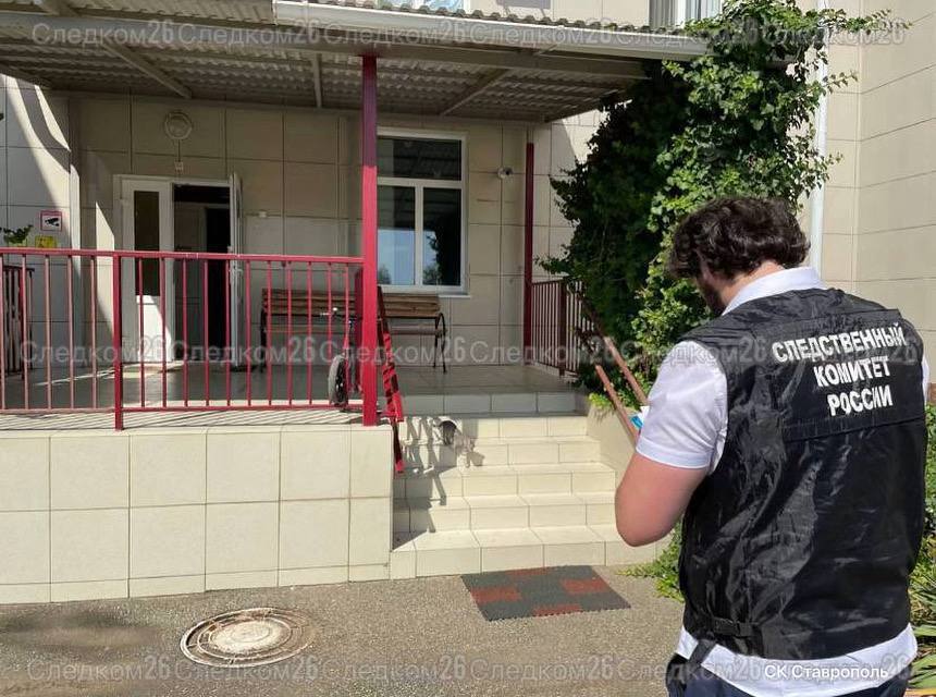 Премии у сотрудников отбирала заведующая детским садом в Светлограде  На протяжении почти 10 месяцев заведующая требовала от помощника воспитателя и секретаря отдать ей часть начисленных премий и материальной помощи. В сумме ей передали 65 тысяч рублей, сообщили в СК Ставрополья.  Женщину отстранили от занимаемой должности. Ведется расследование уголовного дела.    ЧП Ставрополь