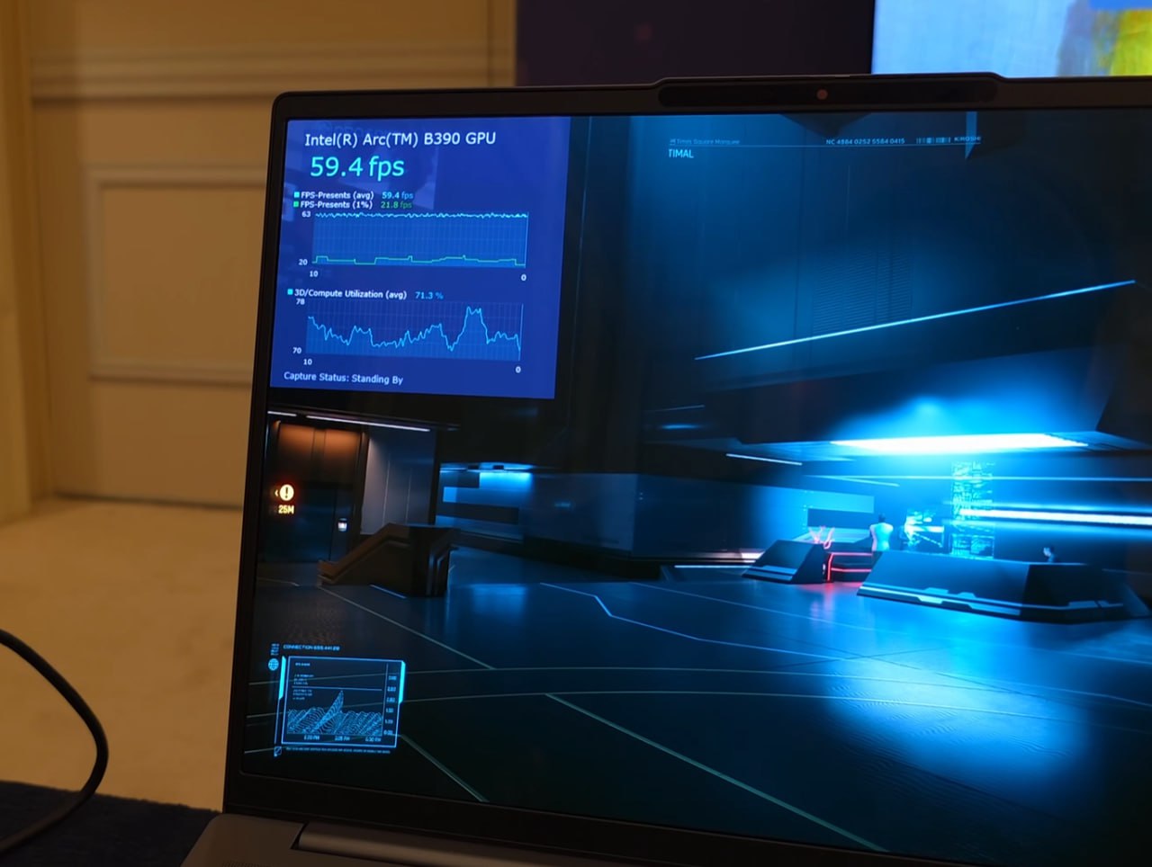 Новая встройка Intel вышла по настоящему игровой Появились первые тесты iGPU Arc B390 в новых мобильных процессорах Core Ultra 3 Автор канала Eta Prime протестировал ноутбук с Core Ultra X9 388H В Marvel s Spider Man 2 в FHD с высокими настройками и XeSS в режиме качество без генератора игра выдаёт более 60 к с В Cyberpunk 2077 с разрешением 2880 х 1800 при ультра настройках с XeSS в режиме Balance без генератора и трассировки iGPU выдаёт 50 60 к с При этом потребление всего ПК составляло лишь 60 Вт В Shadow of the Tomb Raider бенчмарк показывает 74 к с при высоких настройках а в Doom The Dark Ages в 1200p с включенной трассировкой лучей при средних настройках и XeSS на Balance можно получить 90 100 к с В общем Arc B390 действительно можно смело называть игровым iGPU Мой Компьютер