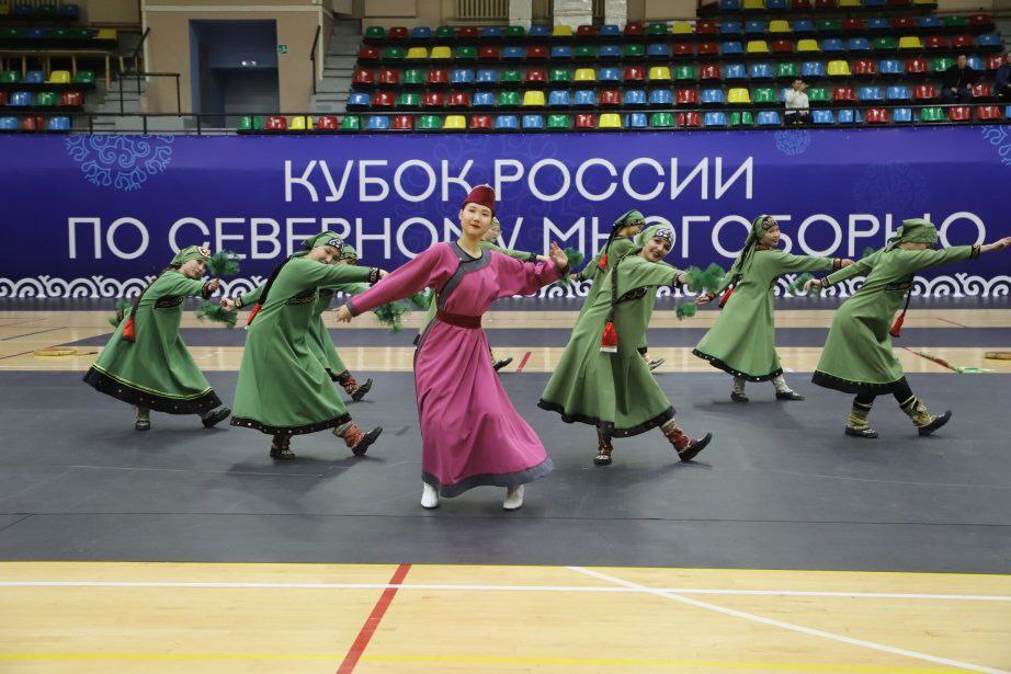 Золото в первый день соревнований В Хабаровске стартовал Кубок России по северному многоборью Борьбу за медали ведут спортсмены из 9 регионов России Хабаровского и Красноярского краев Магаданской и Сахалинской областей Якутии Чукотки Ханты Мансийского Ямало Ненецкого и Ненецкого автономных округов Наш регион представляют 5 атлетов под руководством тренера Лебедевой Елены Юрьевны В первый определились сильнейшие в тройном национальном прыжке Магаданская спортсменка Аплеухина Александра завоевала первую медаль золотую с результатом 8 м 50 см Немного до тройки призеров не хватило Карасевой Елизавете она заняла 4 место с результатом 8 м 44 см Всего в этой дисциплине выступило 35 участниц У парней в 10 ку сильнейших вошел Гуров Иван С результатом 10 м 53 см он занял 6 место Сегодня будут определять лучших в забегах с палкой 14 и 15 ноября спортсмены будут состязаться в метаниях топора и тынзяна на хорей а в заключительный день 16 ноября определят победителей в прыжках через нарты Поздравляем Александру с первой медалью Желаем спортсменам удачи и побед в предстоящих дисциплинах ЦСП Магадан