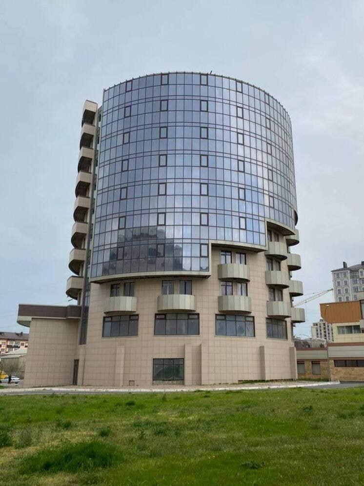 Минимущество Дагестана выставило на продажу недостроенный гостиничный комплекс в центре Махачкалы по начальной цене 577 6 млн рублей Объект расположен на проспекте Имама Шамиля его площадь 4673 кв м готовность 66 Заявки принимаются до 29 сентября 2025 года аукцион пройдет 6 октября шаг торга 28 8 млн рублей В минимуществе считают объект уникальной возможностью для инвесторов Информация об условиях продажи доступна на estate rd ru и torgi gov ru