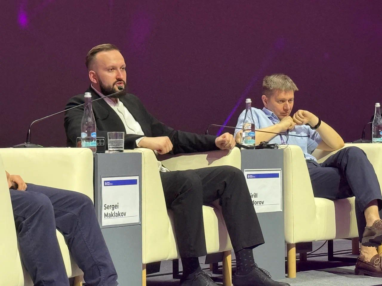 В ближайшие месяцы контент, созданный с помощью искусственного интеллекта, для рядового пользователя будет неотличим от реальных кадров  Об этом заявил начальник управления по противодействию распространению недостоверной информации АНО «Диалог Регионы» Сергей Маклаков на первом полноформатном образовательном дне, организованном Global Fact-Checking Network  GFCN  и «Мастерской новых медиа» в рамках Глобального цифрового форума.  «Грань между тем, что создает искусственный интеллект, и реально снятыми видеороликами становится все тоньше, и в ближайшее время, скорее всего, исчезнет. Без технических средств по детекции ИИ довольно сложно рядовому обывателю все это оценить», – поясняет Маклаков.   По его оценке, уже в ближайшее время для определения достоверности информации потребуется помощь экспертов, а кроме того, специальные технологии. Над этим аспектом уже работают российские специалисты.  «Мы в Диалоге разработали собственную систему «Зефир», ее интегральная точность составляет 88%», – поделился Маклаков, подчеркивая, что конечный вердикт о подлинности материала всегда за аналитиком.  В заключение Маклаков призвал отказаться от демонизации дипфейков и не создавать заградительные барьеры для развития этой области.  Это перспективные технологии, которые могут применяться во многих сферах, в том числе в образовании.  Но и про риски не нужно забывать.  Главное — здесь. Подписывайтесь!